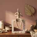 Statue Aleria — Beige Moulé Aluminium Trompette Homme sur Marbre