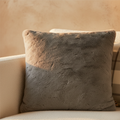 Housse de Coussin Linde — Gris Fausse Fourrure Carré L