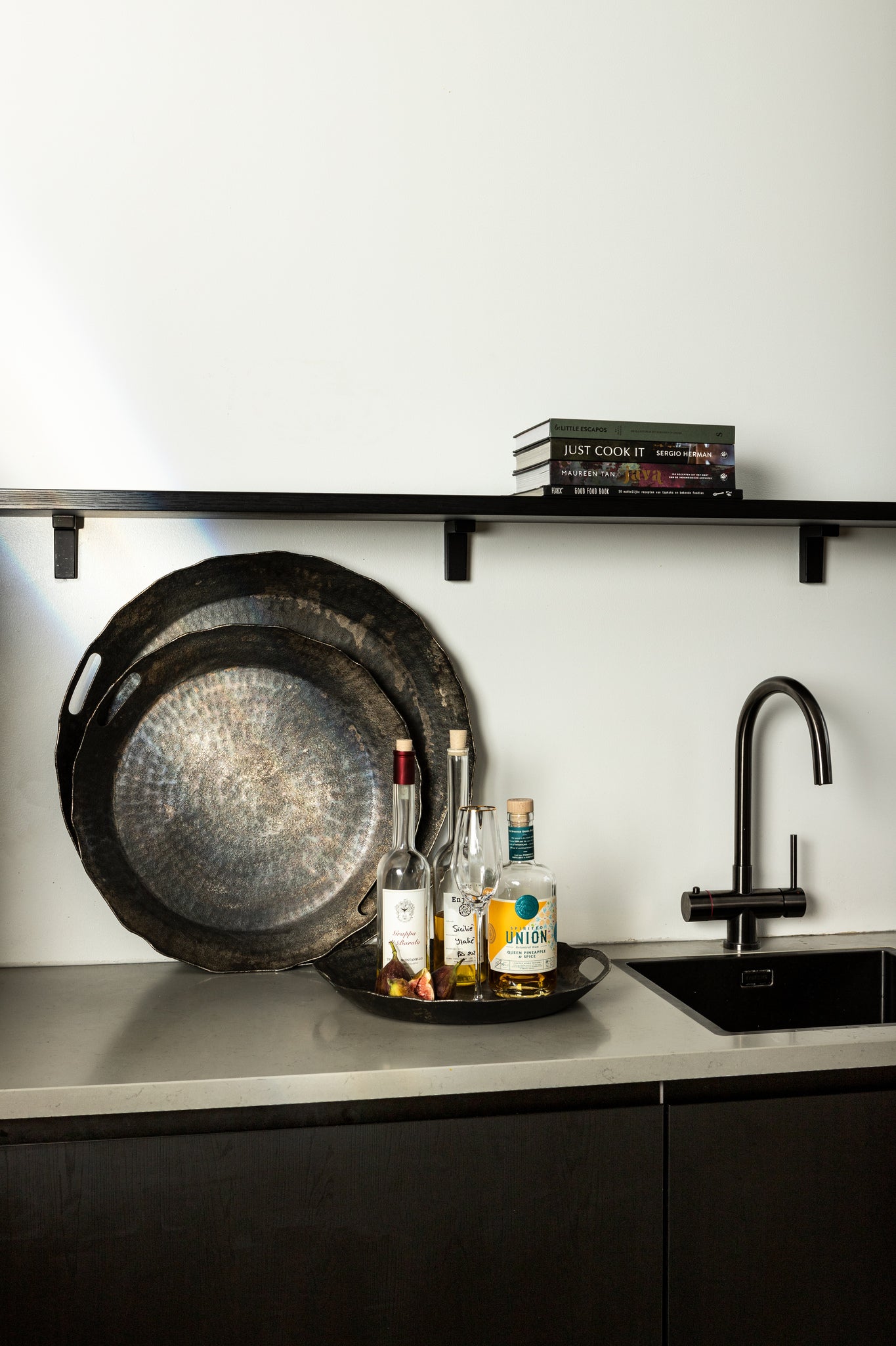 Semin Copper alu round rustic tray wavy edge S