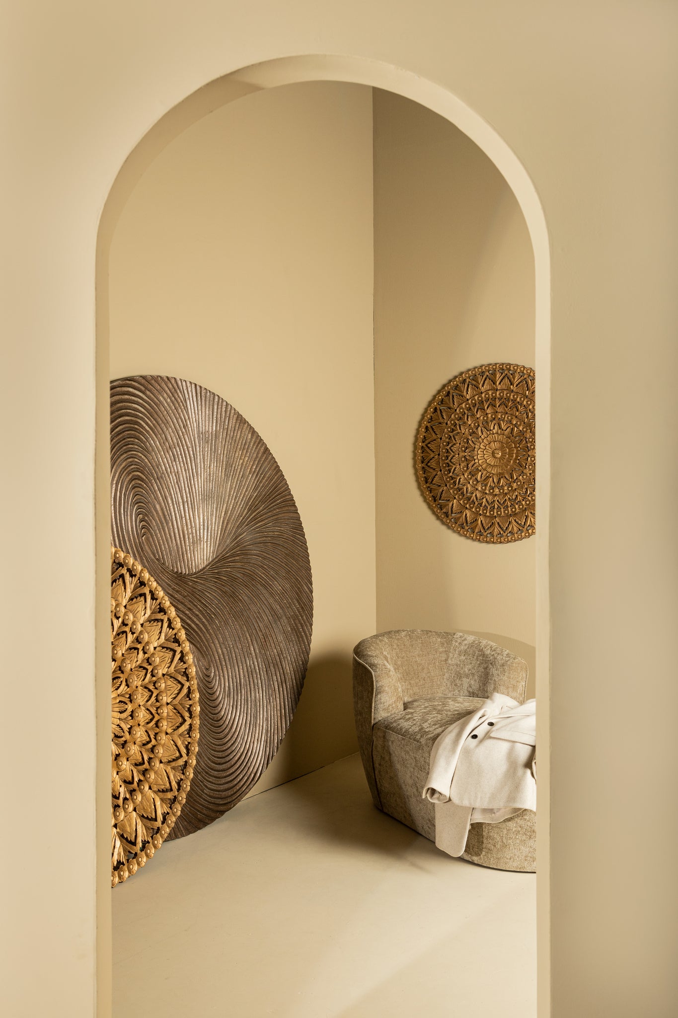 Wiktor Brown MDF round wallpanel swirl carved L