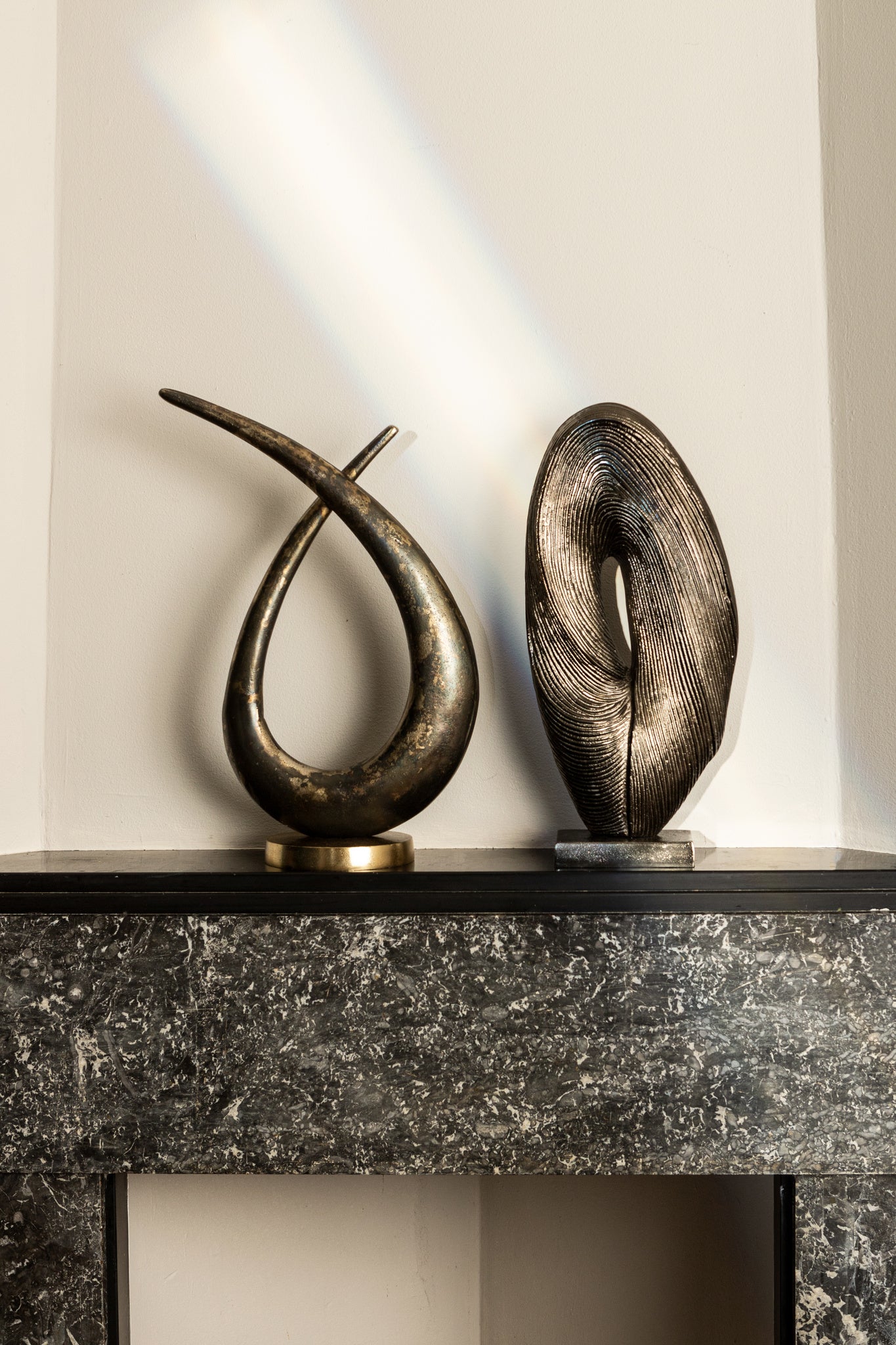 Kayen Gold alu loop shaped statue rustic finish
