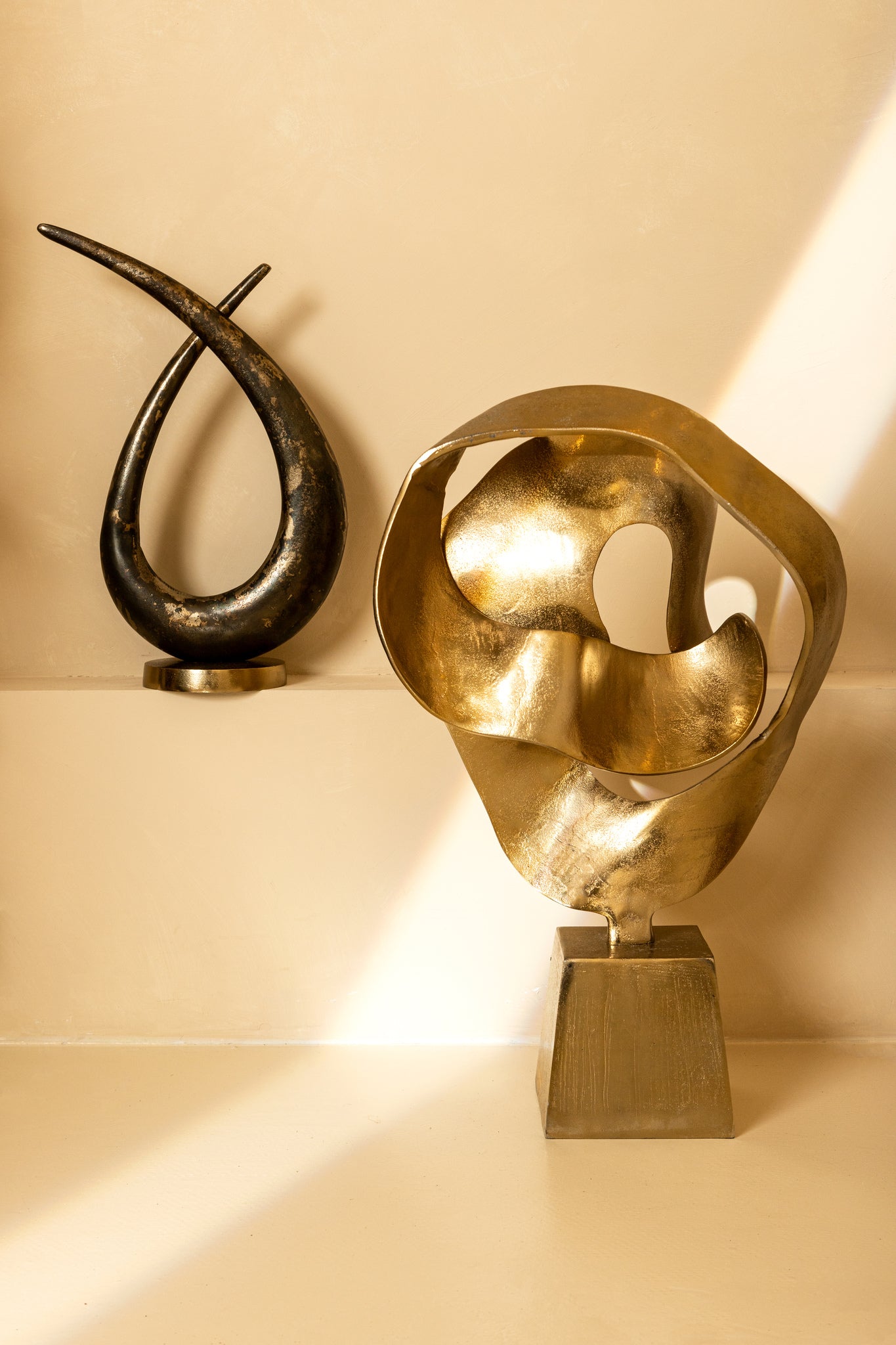 Kayen Gold alu loop shaped statue rustic finish