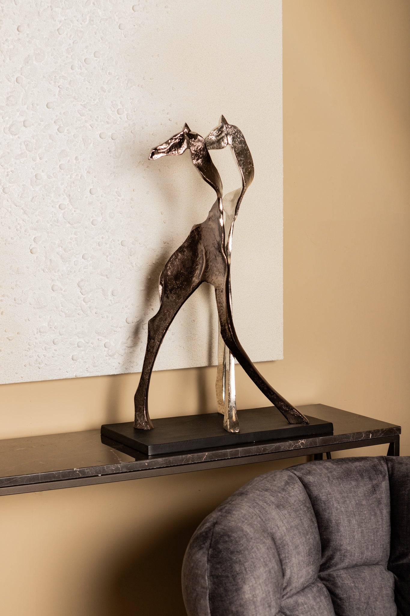 Skye Black alu statue giraffe shaped Small