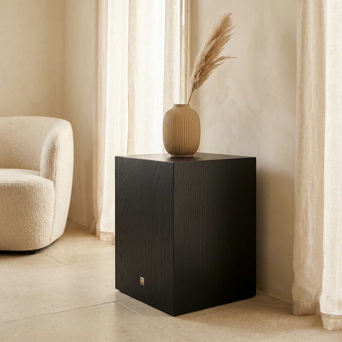 Piédestal Gustavo — Noir Coloré Placage Chêne SV S — Vue lifestyle