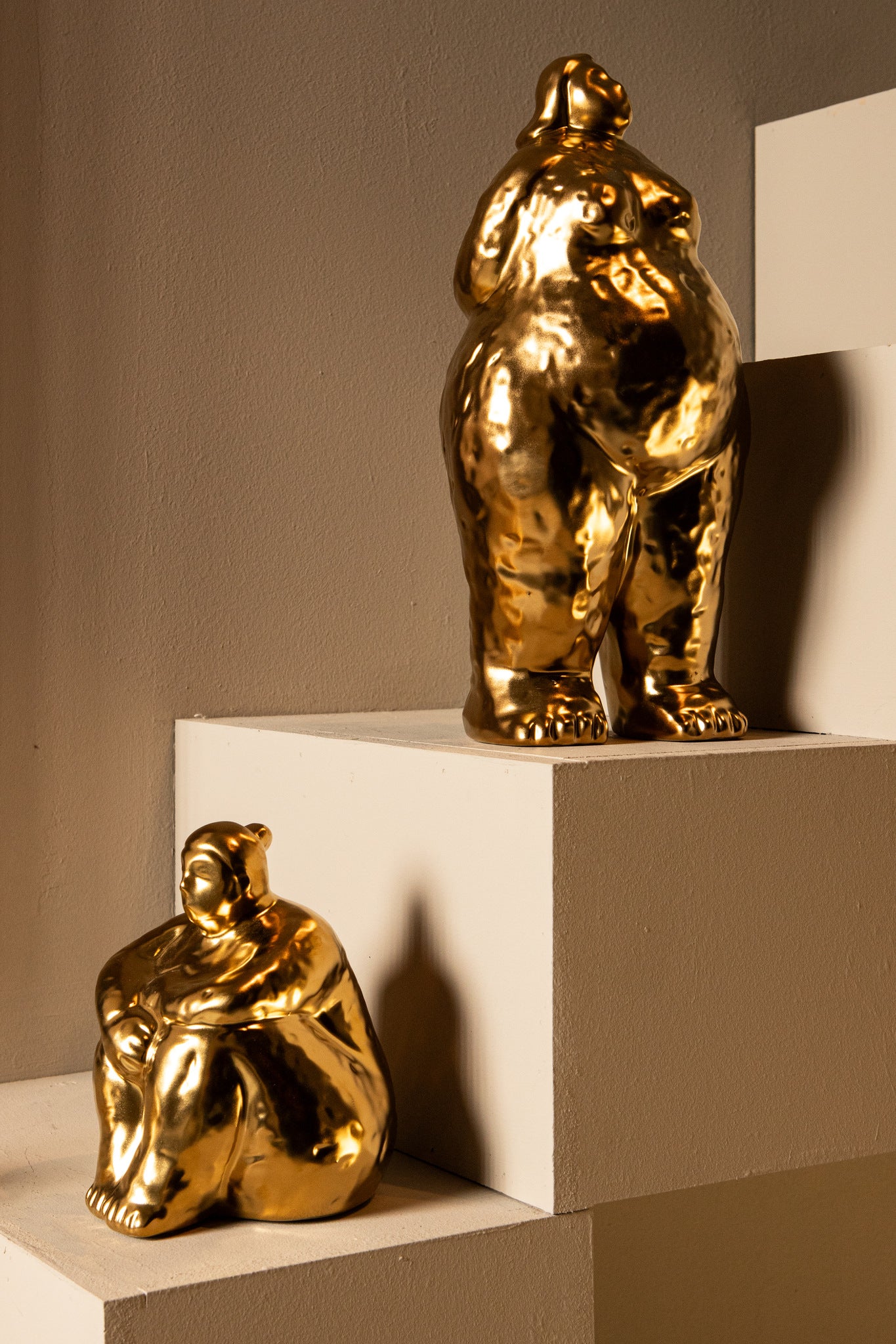 Oday Gold ceramic women statue sitting B