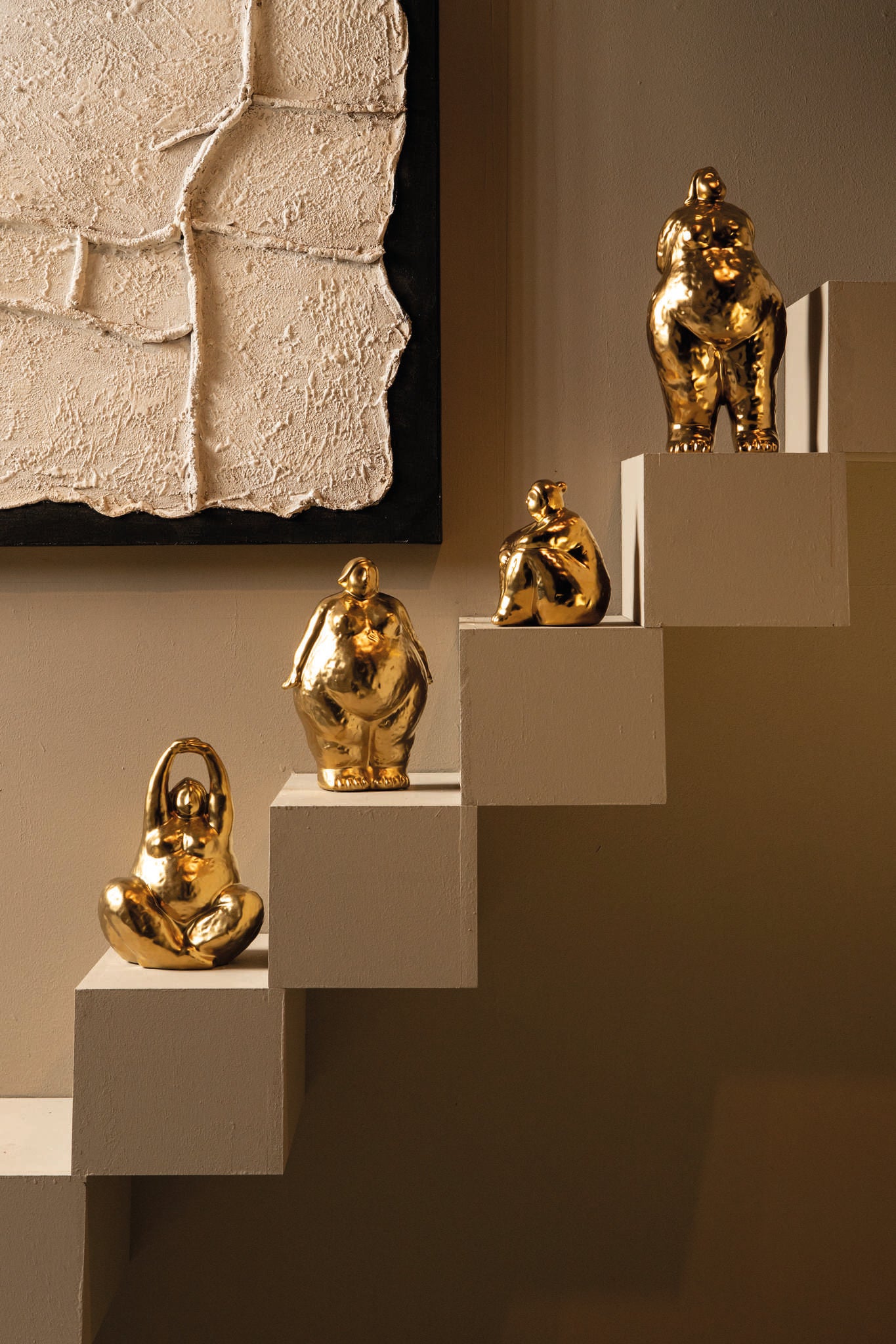 Oday Gold ceramic women statue sitting A