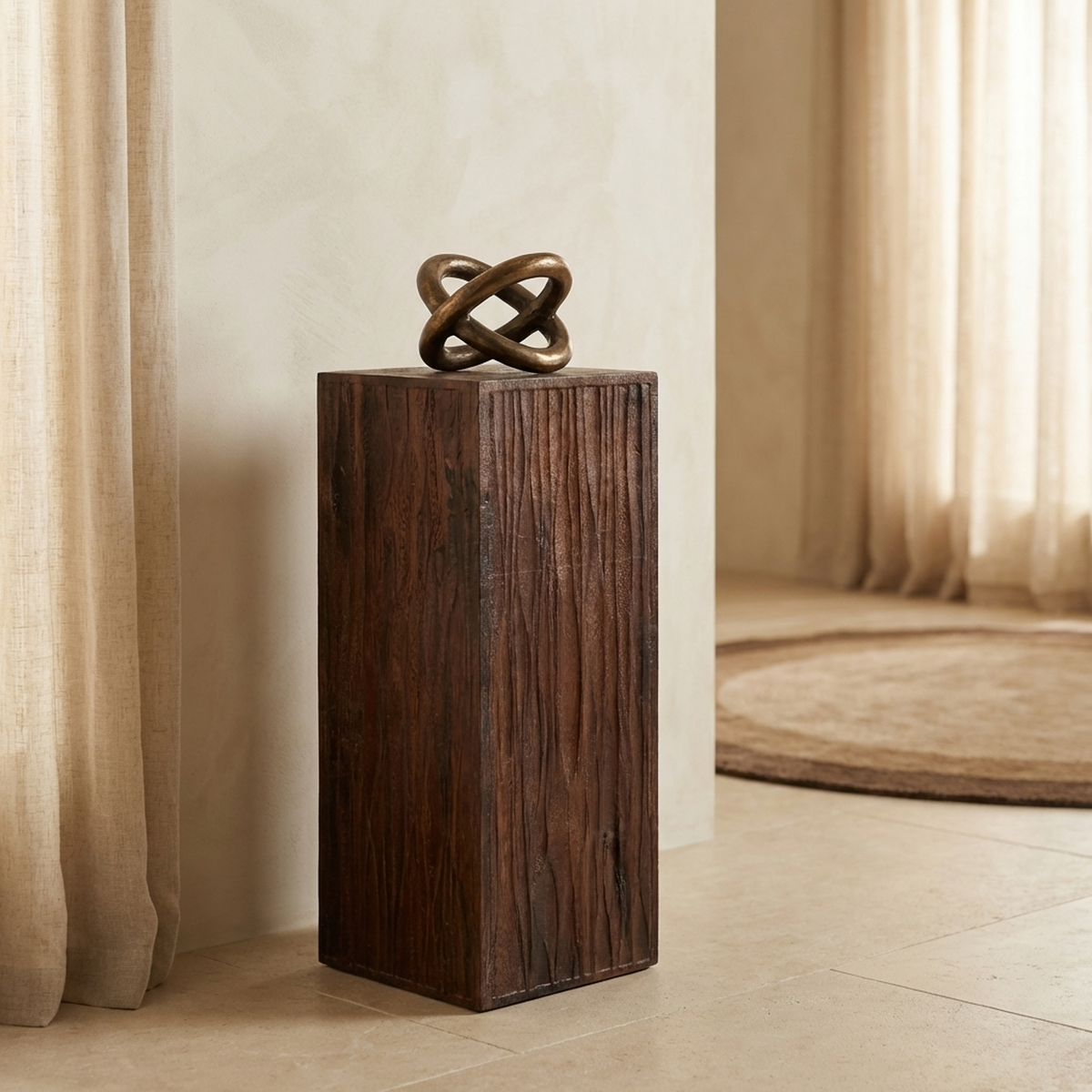 Piédestal Riko — Marron Bois de Manguier Ondulé Sculpté SV — Vue lifestyle