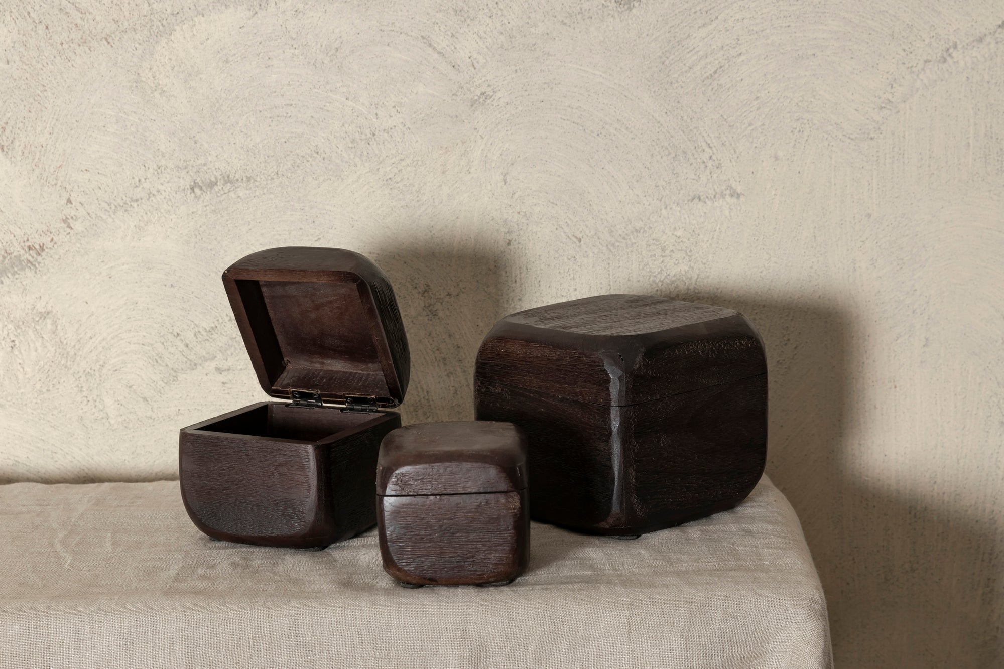 Kiasty Brown mango wood cube shaped storage box M