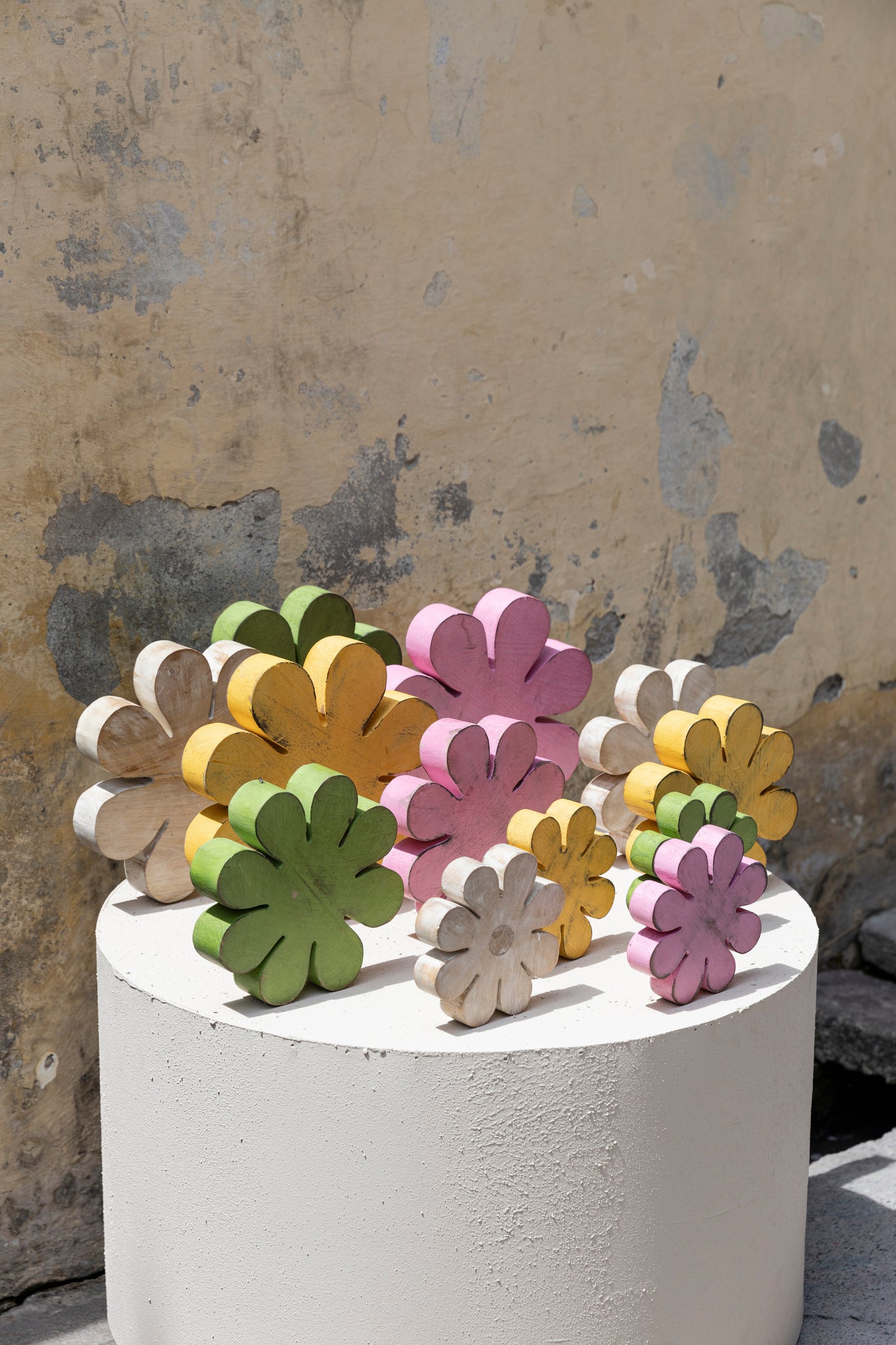 Zaniel Pink mango wood flower shaped statue L