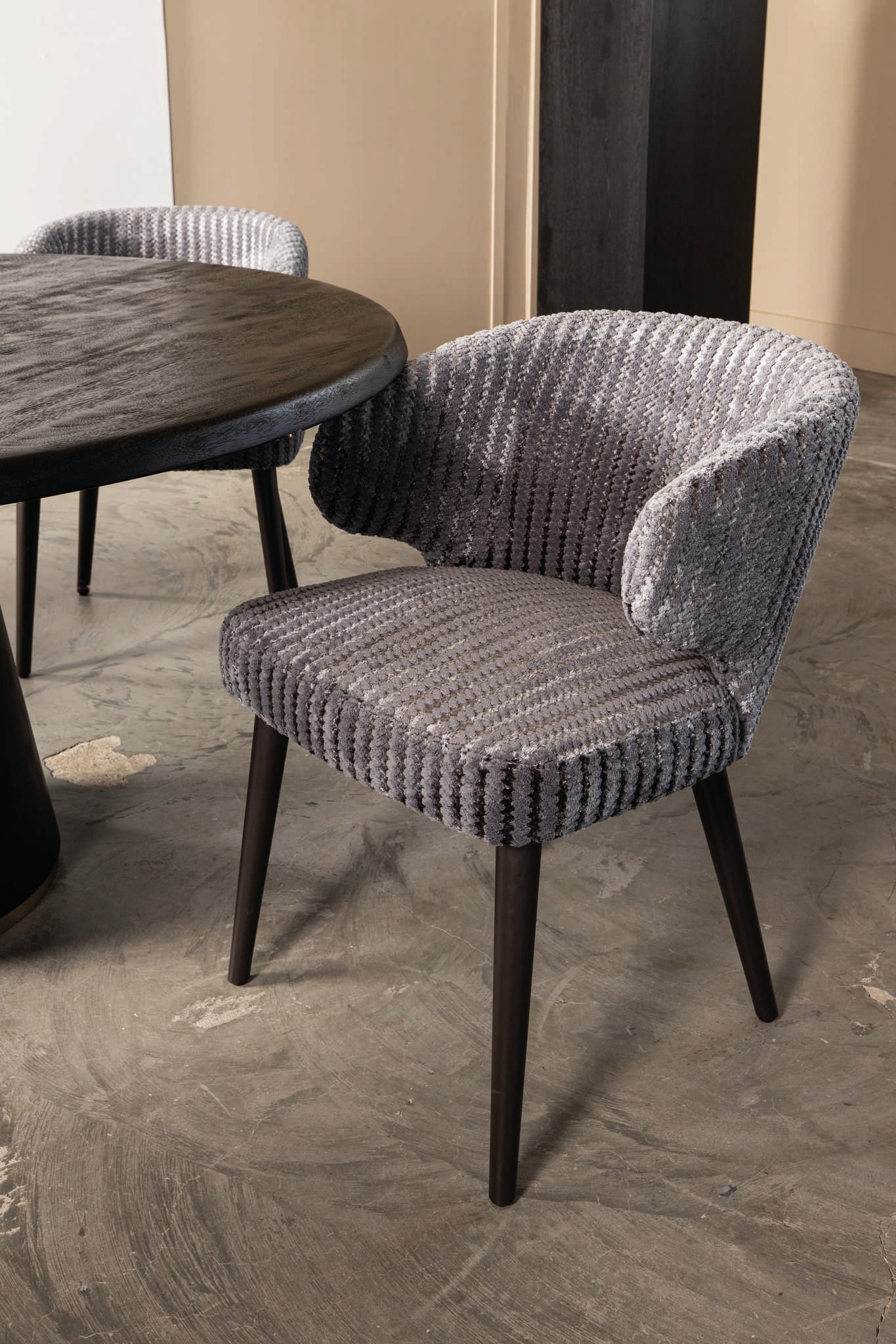 Fiori Taupe 19 dining chair dark brown wood legs - Photo 6
