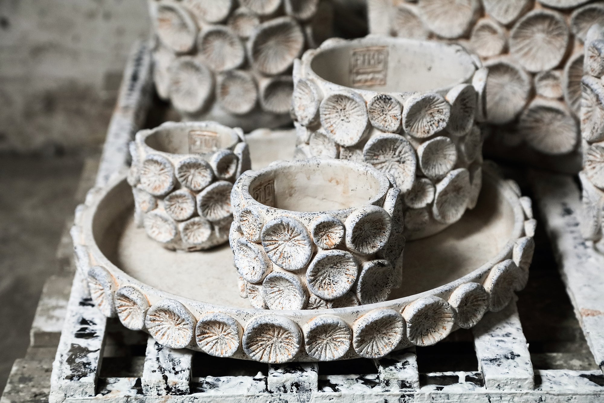 Ayisy Cream round cement plate with coral S