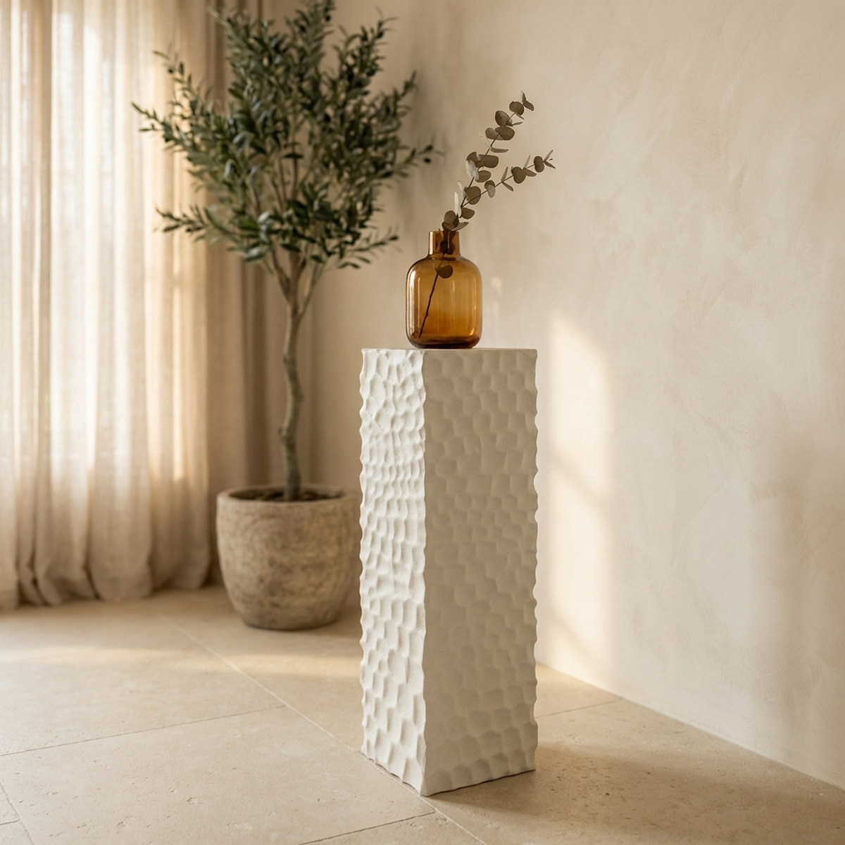 Piédestal Isaiah — Blanc MDF nature SV — Vue lifestyle