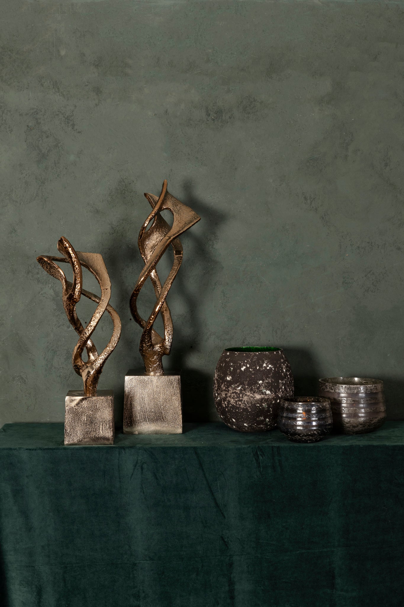 Qasra Antique Champagne casted alu statue L