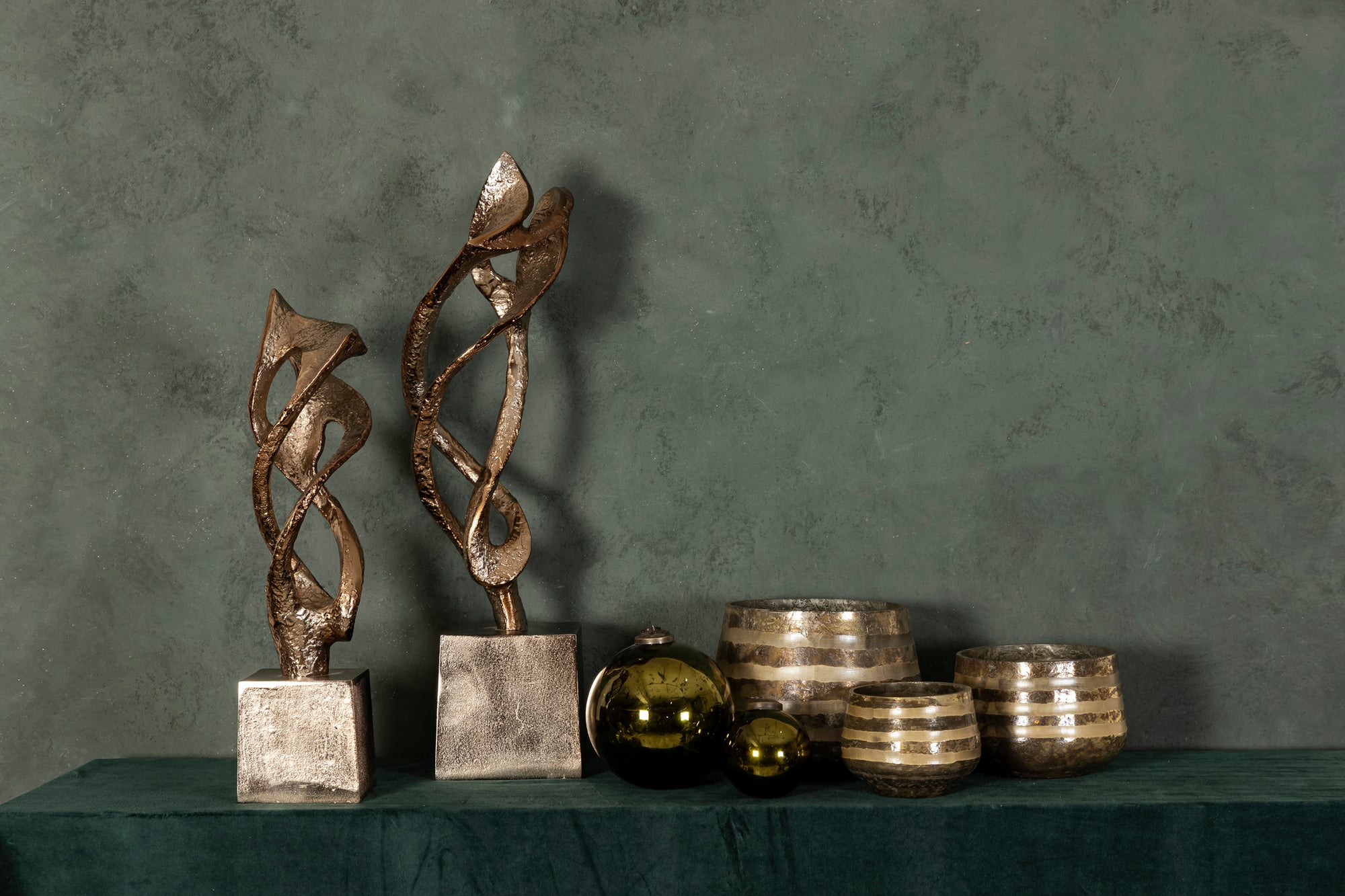 Qasra Antique Champagne casted alu statue L
