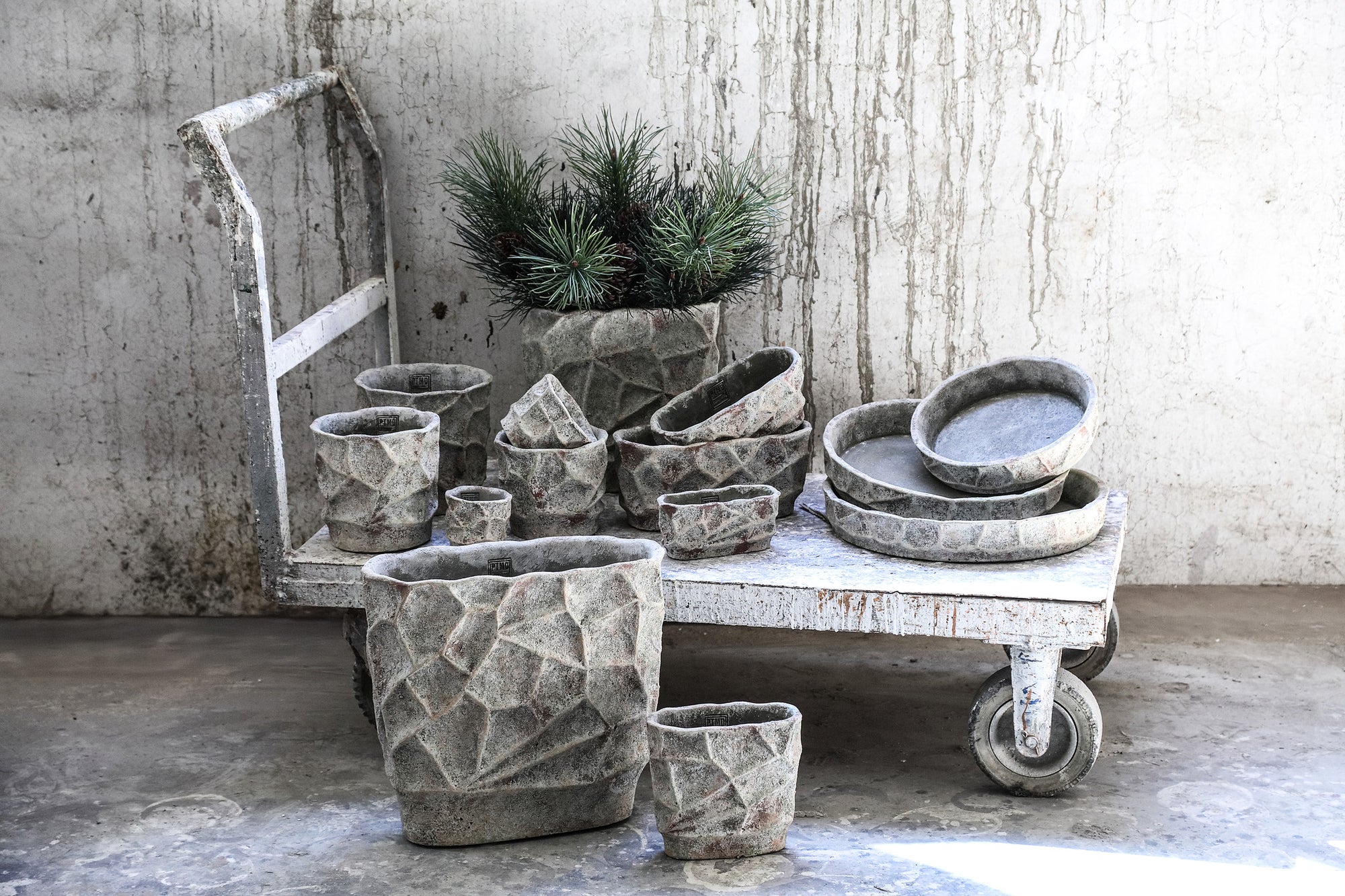 Isabelle Grey cement plate dented structure roundS