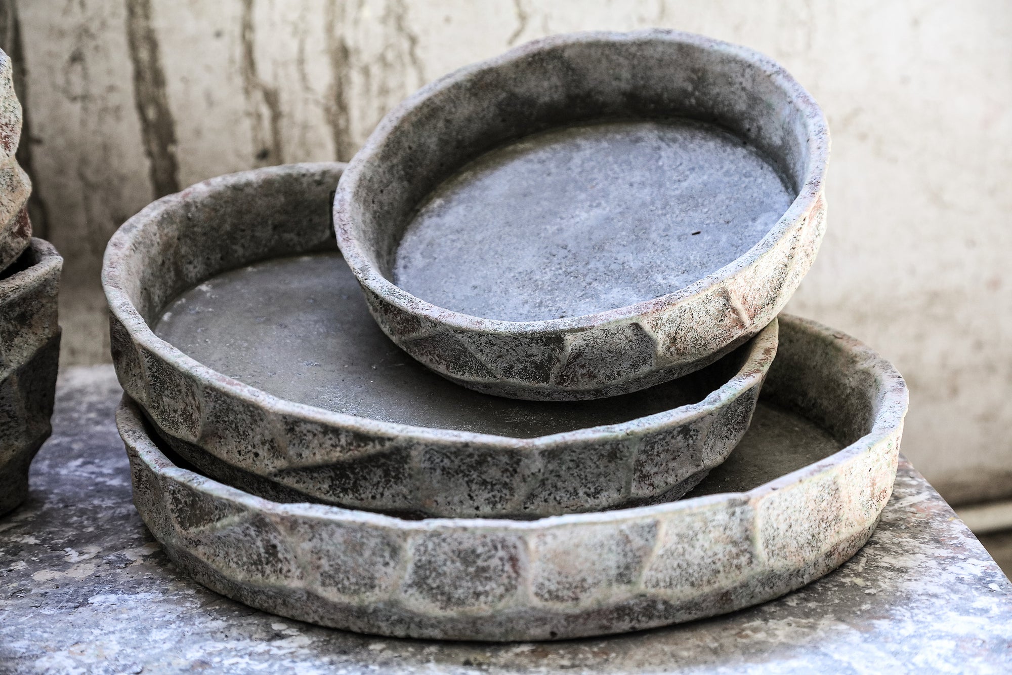 Isabelle Grey cement plate dented structure roundM