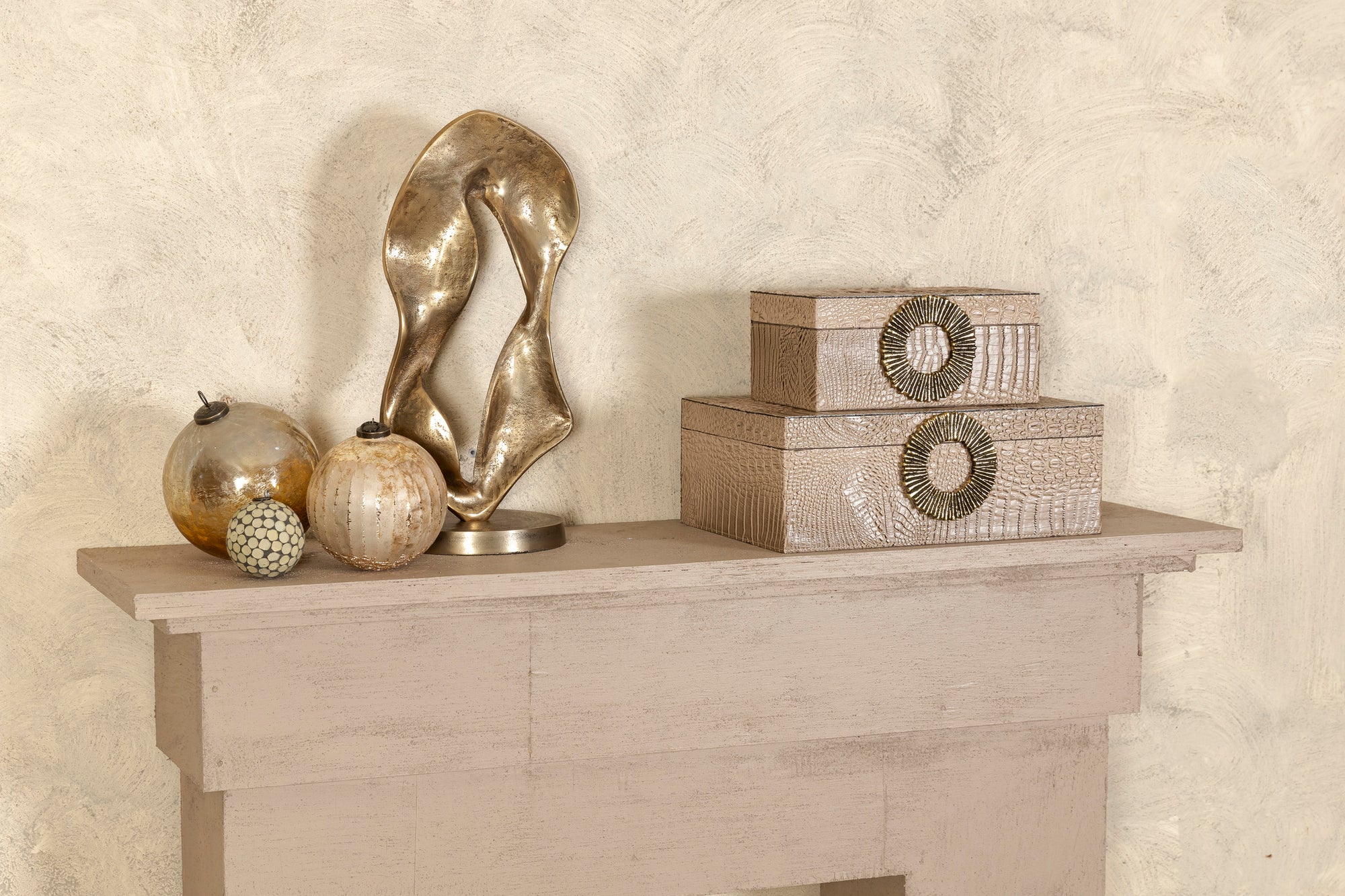 Innar Gold casted alu open oval wave statue