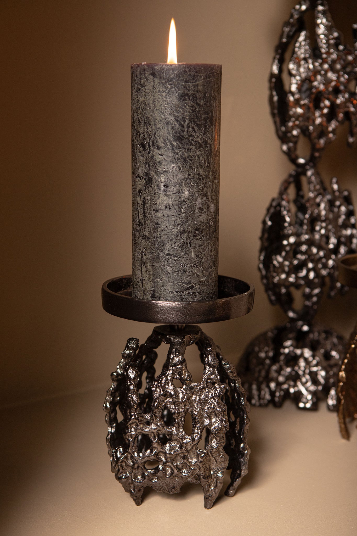 Barrie Chandeliers en aluminium — Gunmetal Alu Rough Candleholder Round - Noir