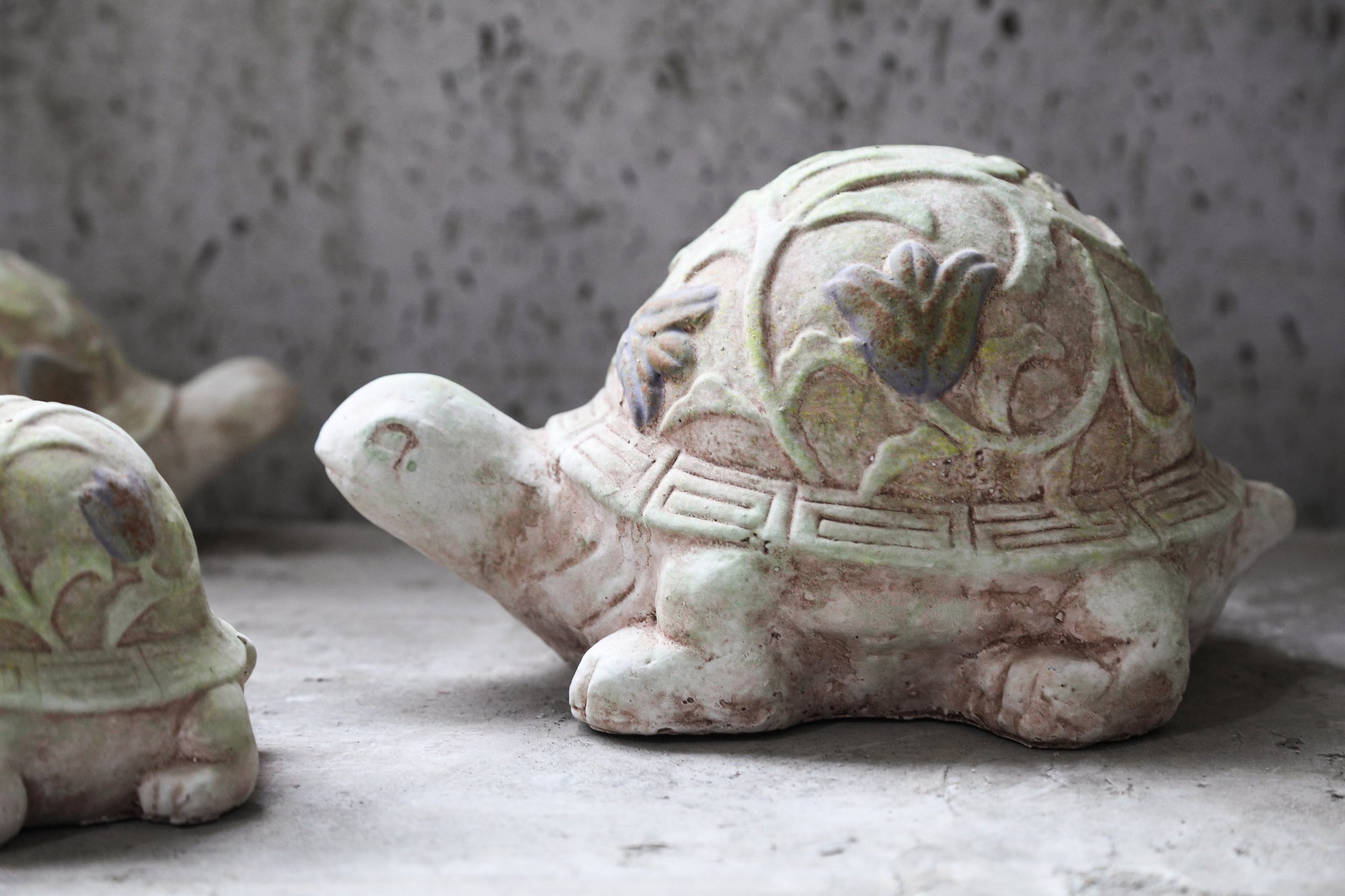Zanya Cream turtle shape cement statue w flowers S