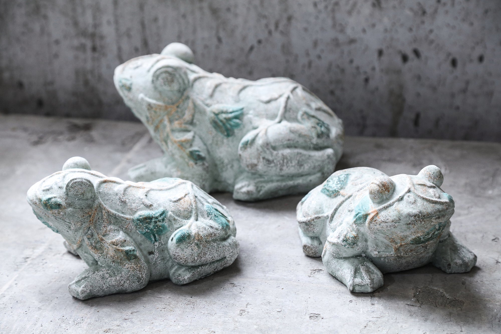 Zanya Petrol frog shaped cement statue w flowers L