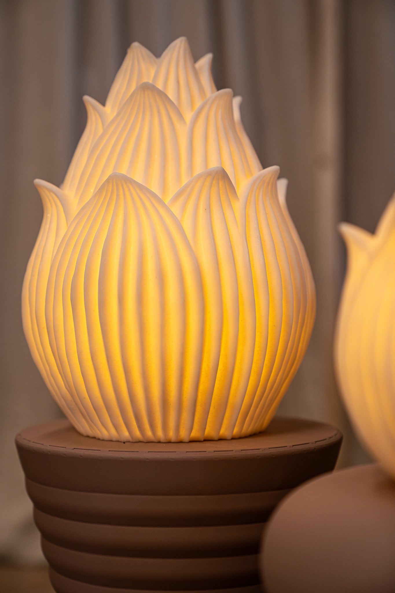 Aveda Lampes LED en résine — Lotus Led Light Rechargeable High - Blanc