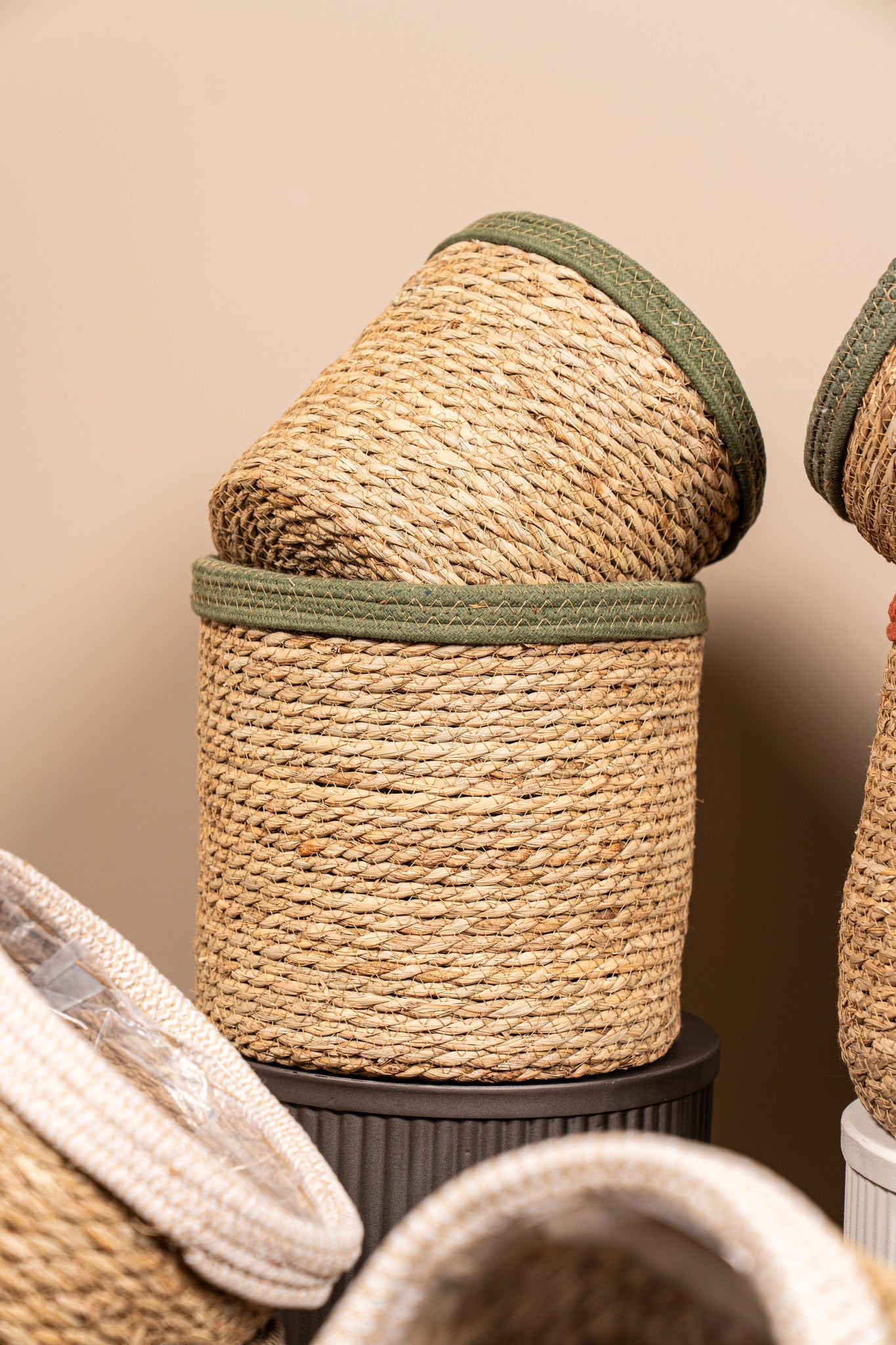 Leavy Dark Green border taps rattan basket SV2