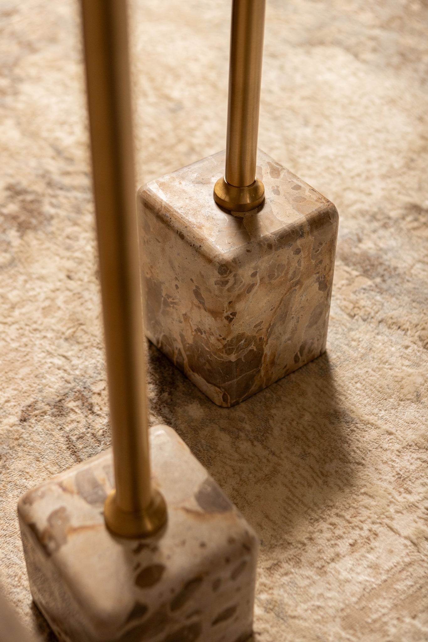 Ebe Beige Marble sidetable with round top high - Photo 7
