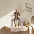 Statue Aleria — Or Moulé Aluminium Trompette Homme sur Marbre
