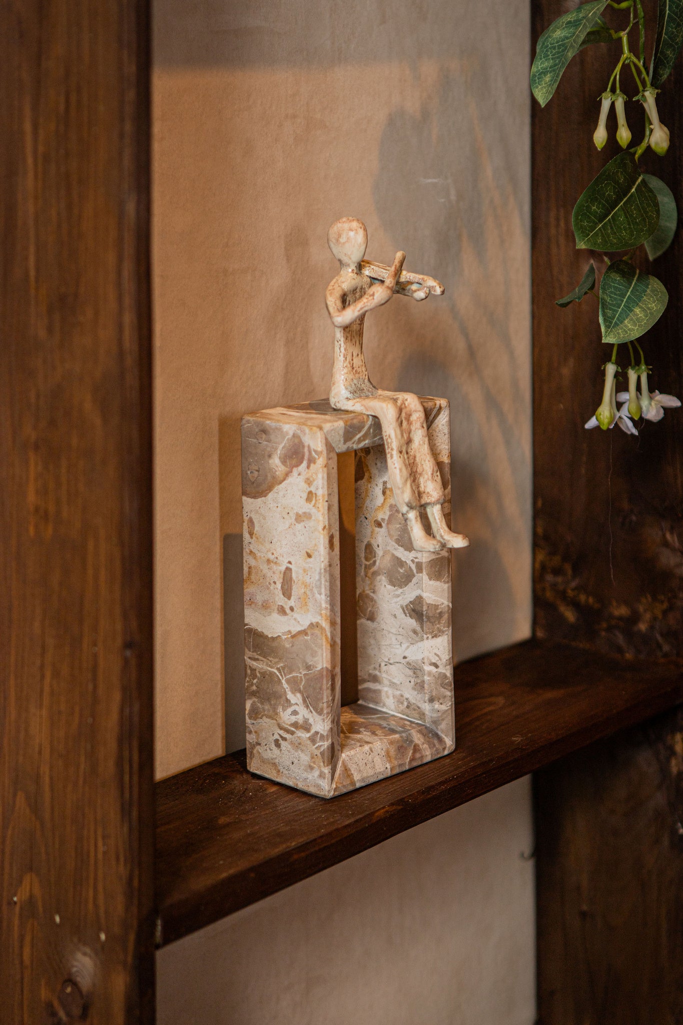 Aleria Beige casted alu violin lady on marble base