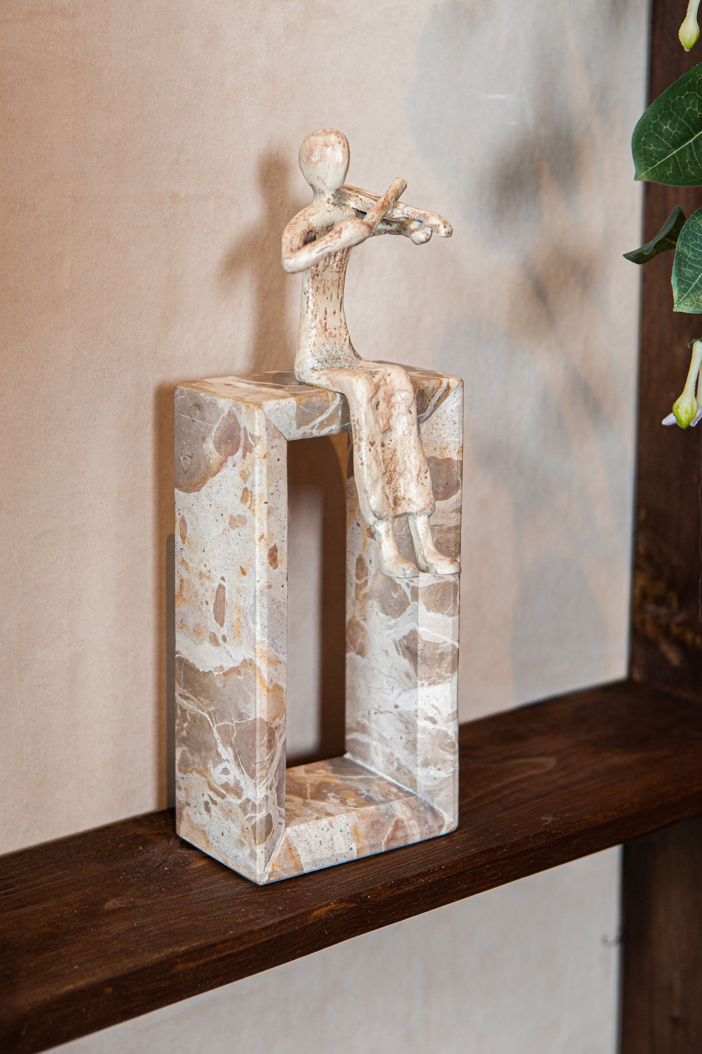 Aleria Beige casted alu violin lady on marble base
