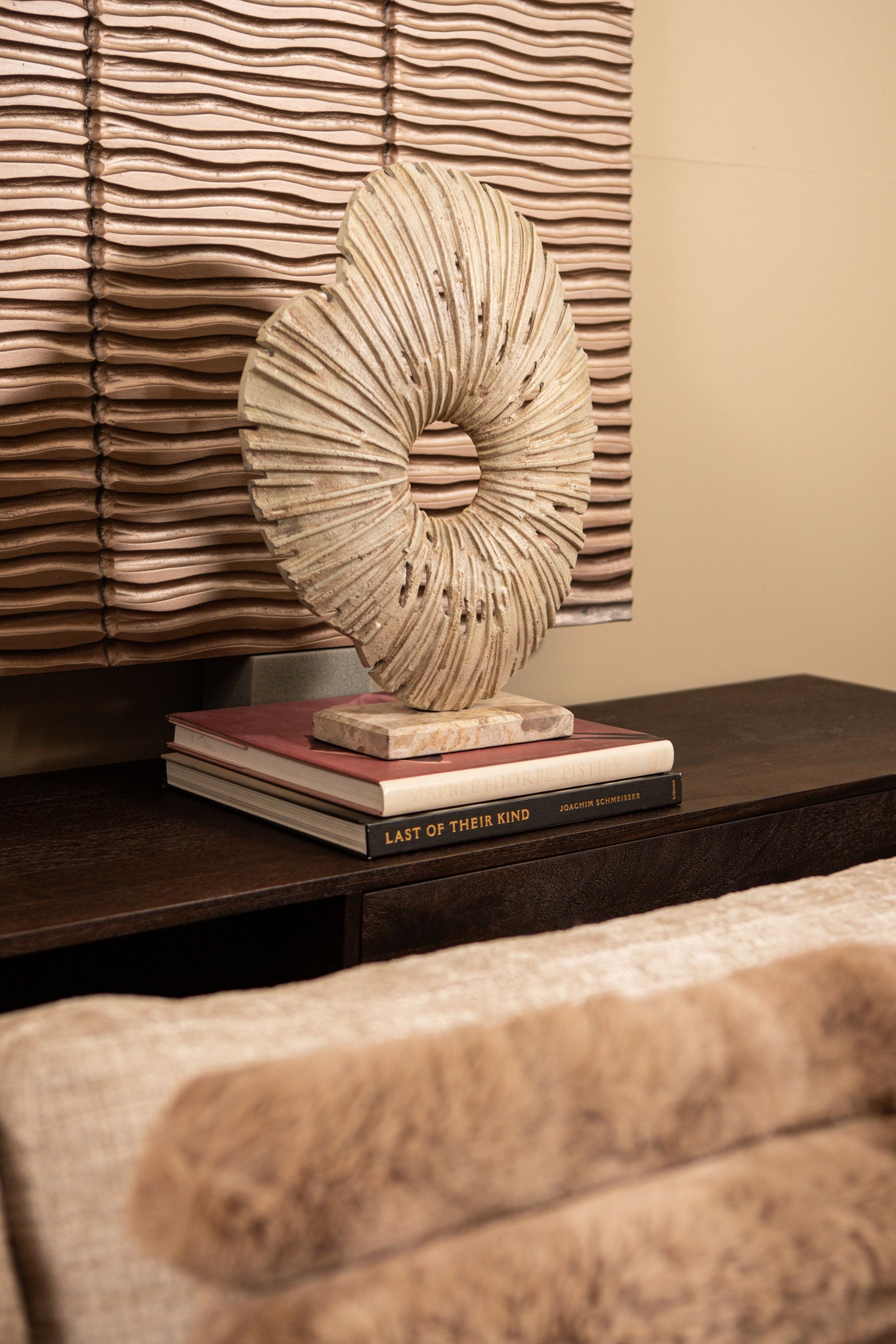 Vija Beige casted alu organic open statue L