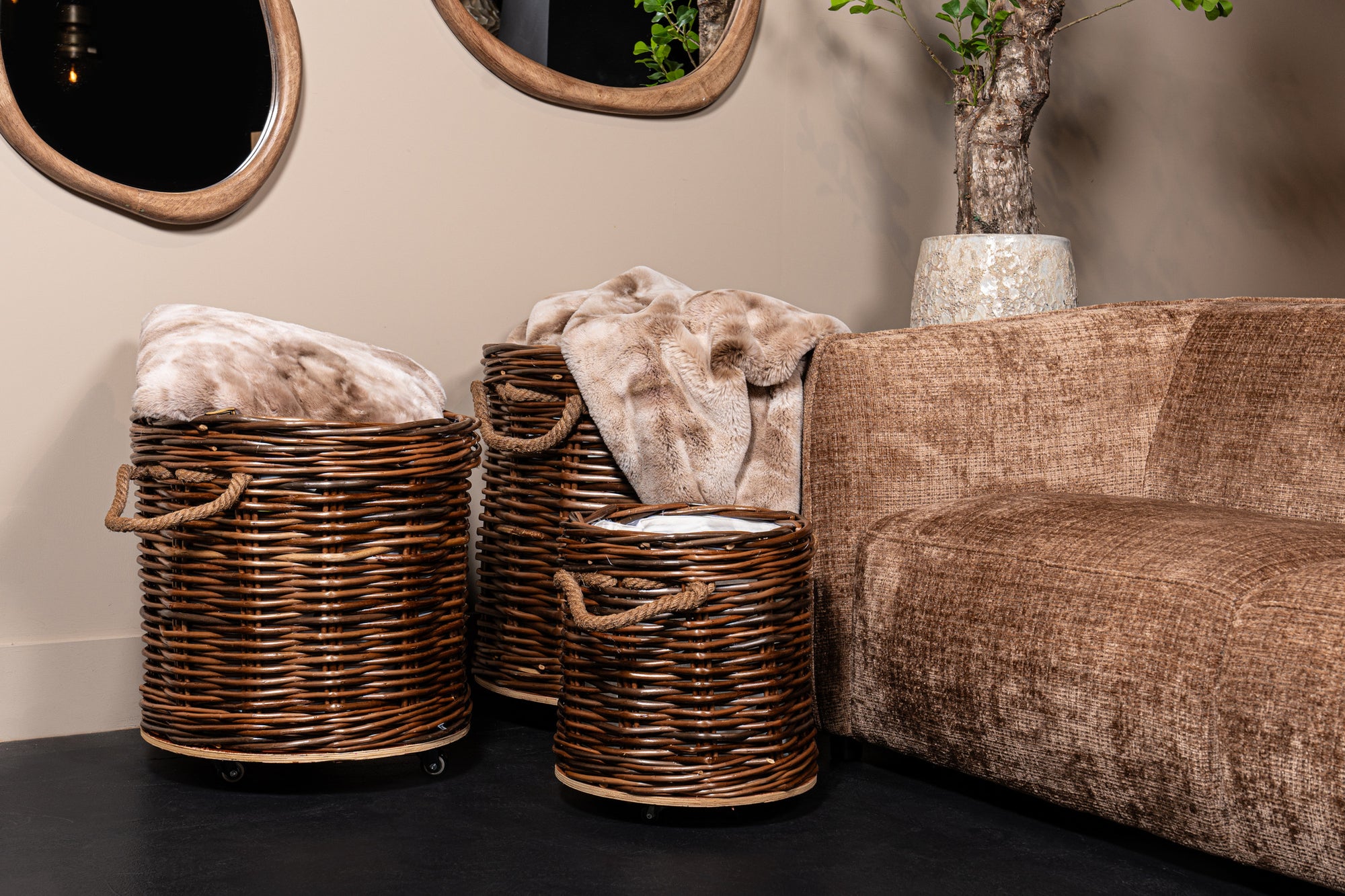 Darrett Brown willow basket round with wheels SV3
