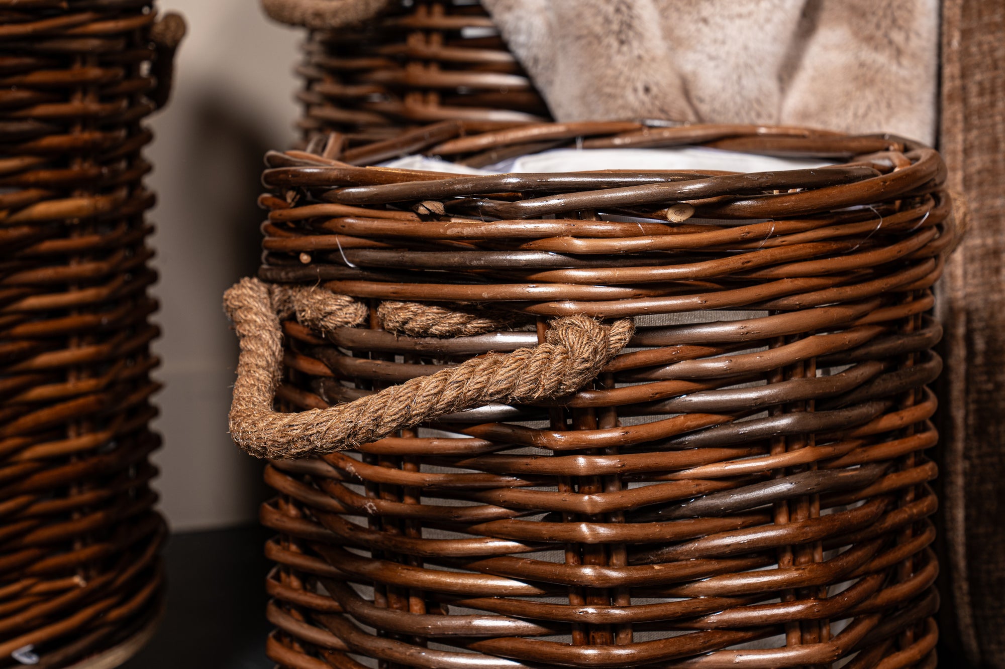 Darrett Brown willow basket round with wheels SV3