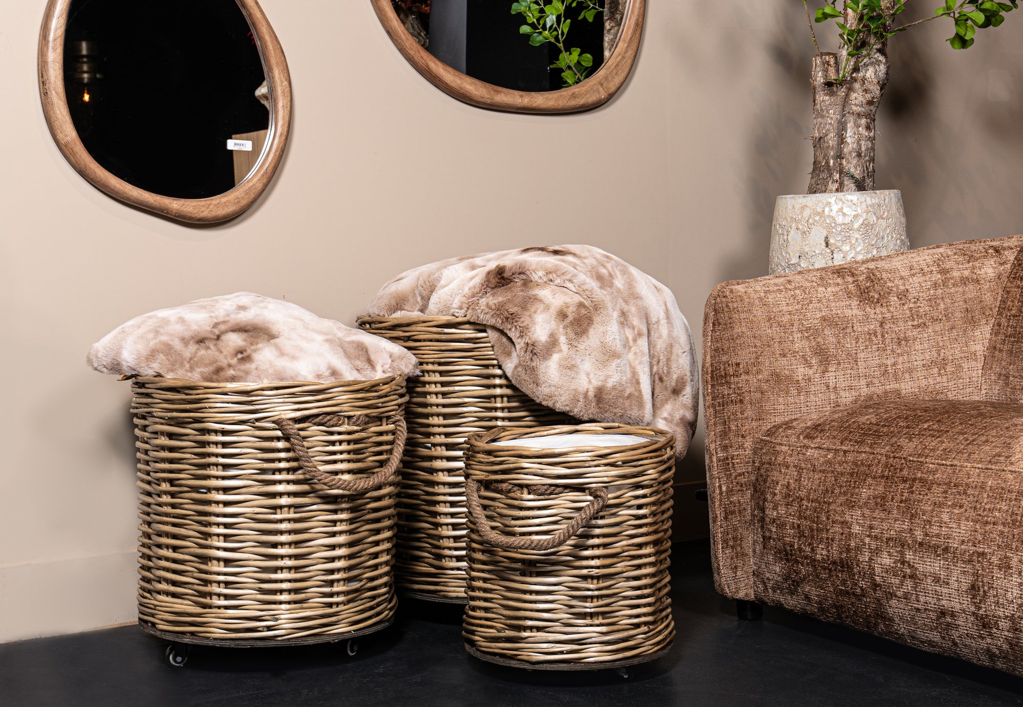 Darrett Natural woven basket round with wheels SV3