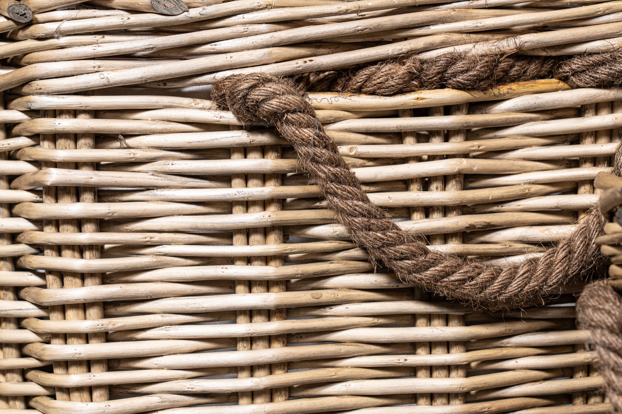 Darrett Natural woven basket round with wheels SV3