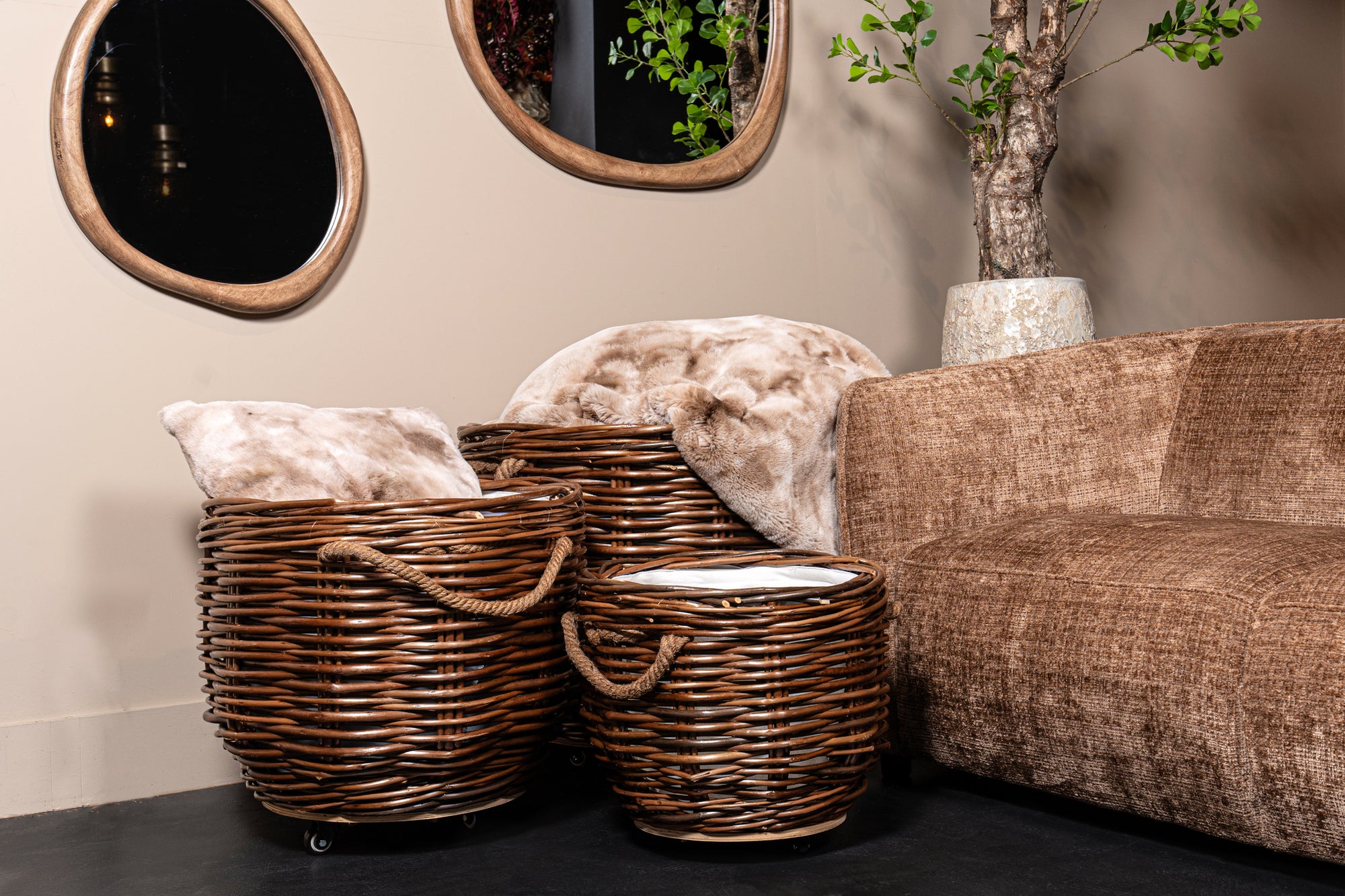 Darrett Brown willow basket bombey with wheels SV3