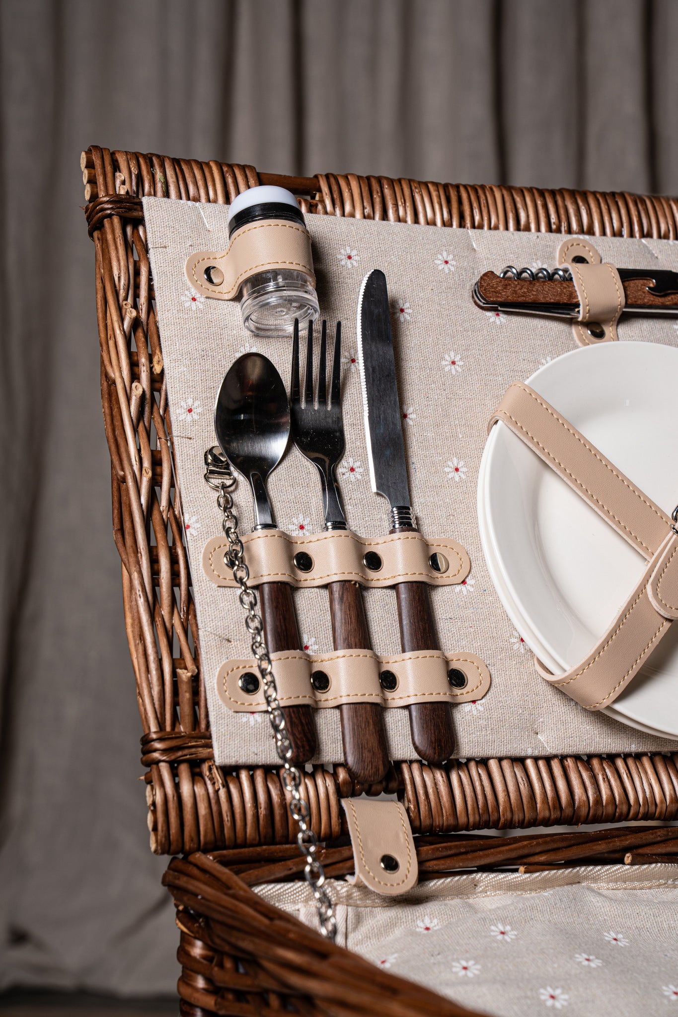 Kinzey Brown willow picnic basket for 2 person