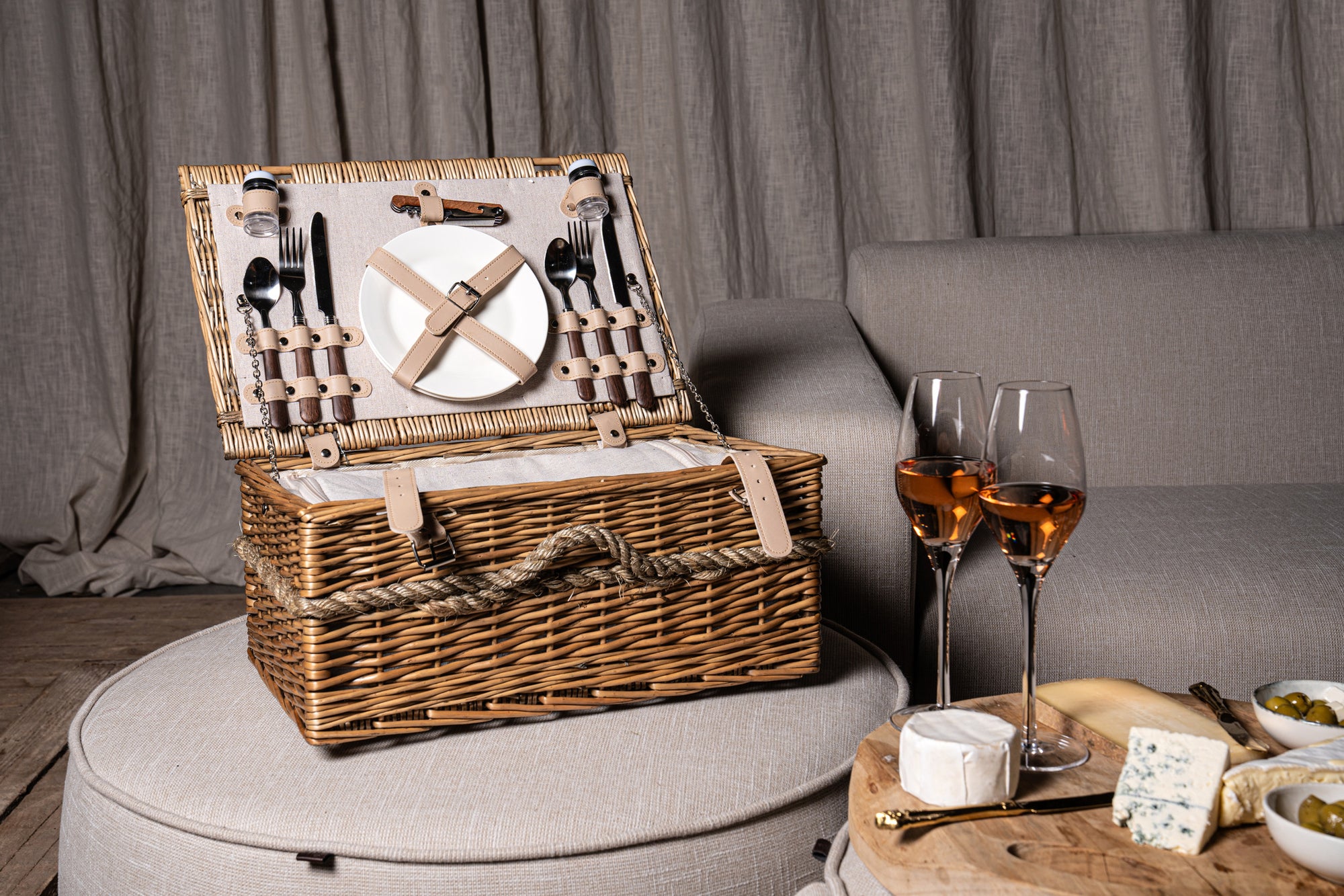 Kinzey Natural willow picnic basket for 2 person
