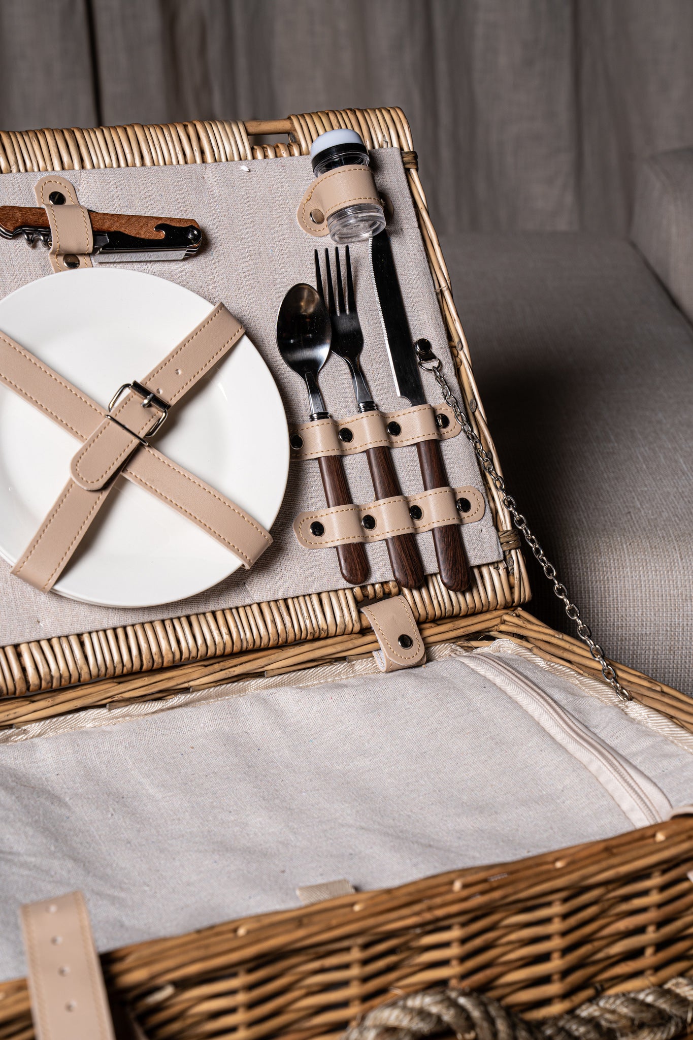 Kinzey Natural willow picnic basket for 2 person