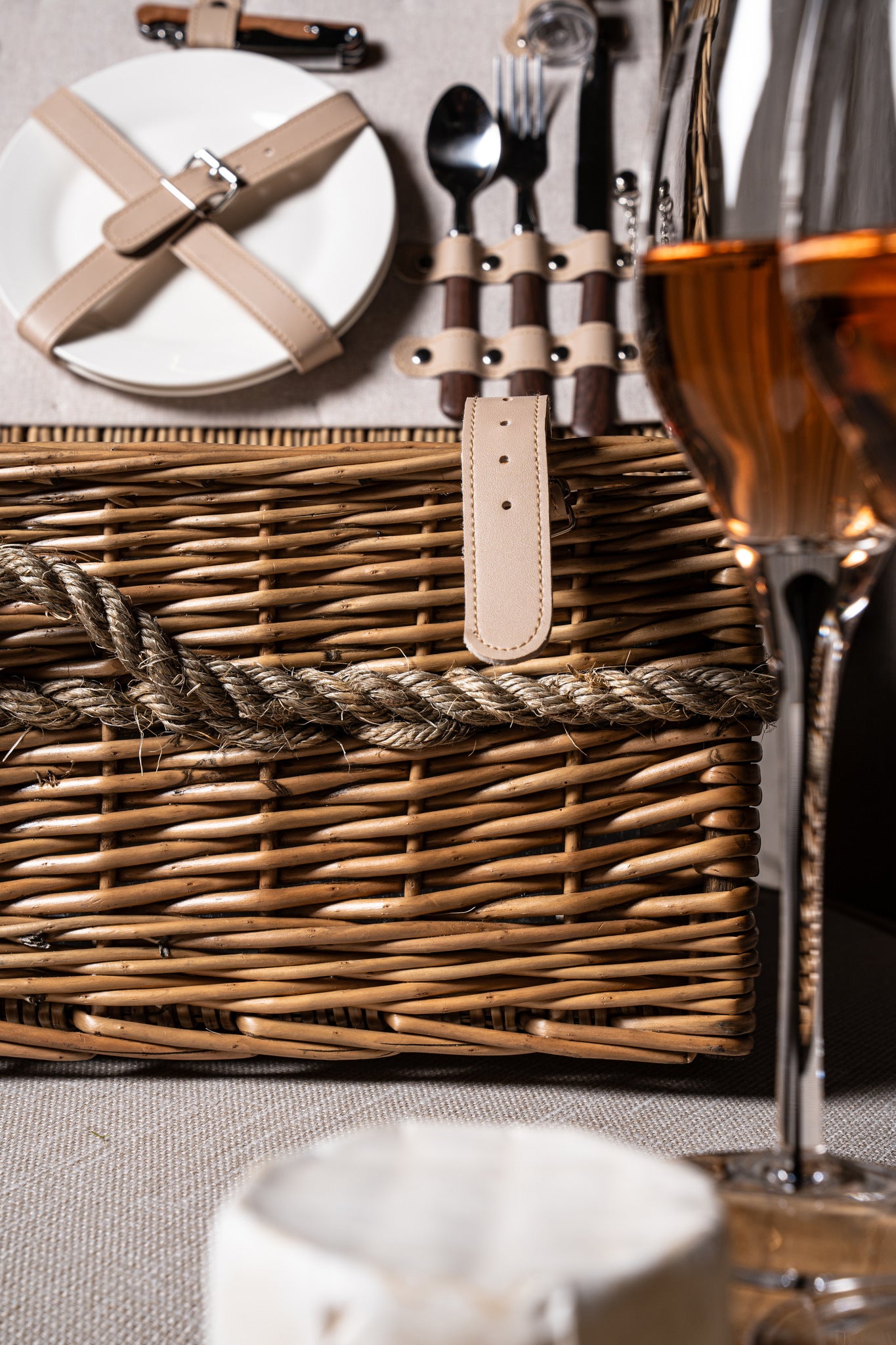 Kinzey Natural willow picnic basket for 2 person