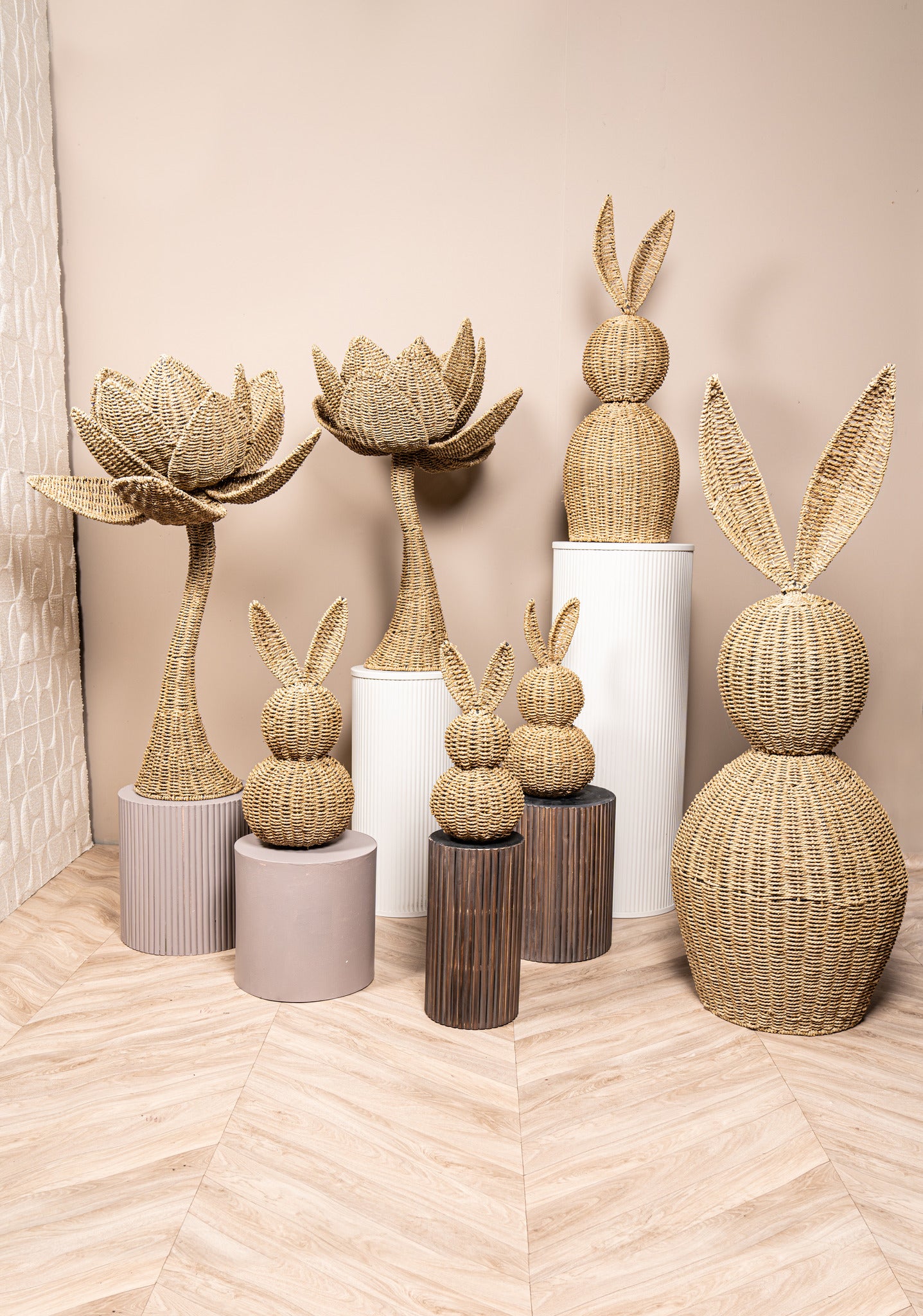 Ambre Natural seagrass woven flower statue L
