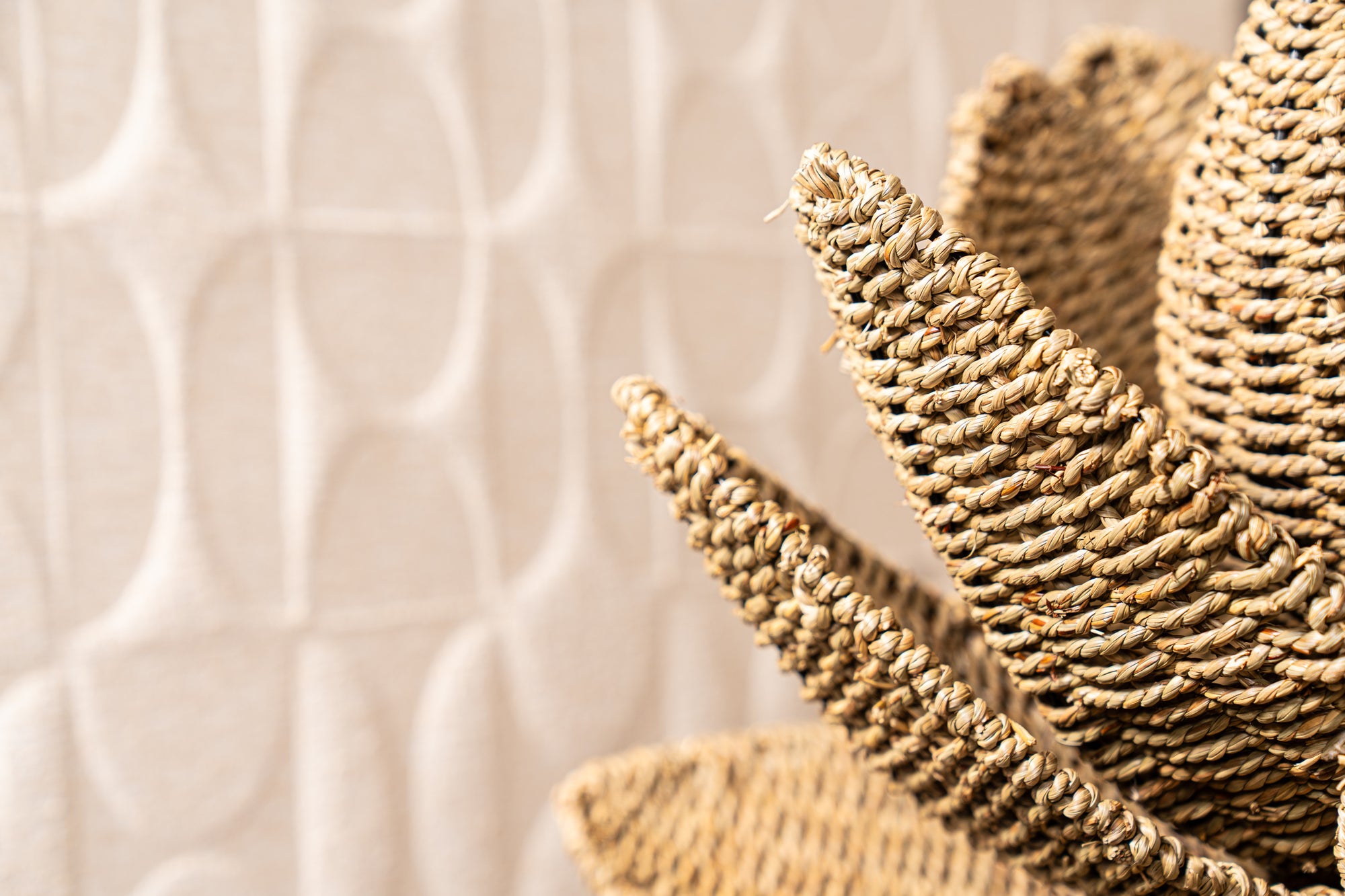 Ambre Natural seagrass woven flower statue L