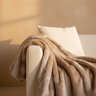 Linde Beige faux fur plaid in giftbox 150 x 200 — Plaid design premium | Häus